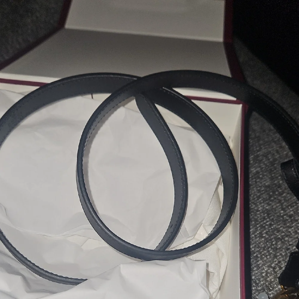 Gucci Black Leather Belt with Gold Accent - Picture 3 of 5